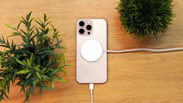 苹果可能会将iPhone 17 Pro上的苹果标志向下移动，以便我们知道如何充电