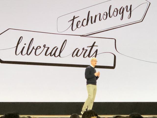 蒂姆·库克时代的苹果:14年的产品繁荣、利润增长与政治博弈