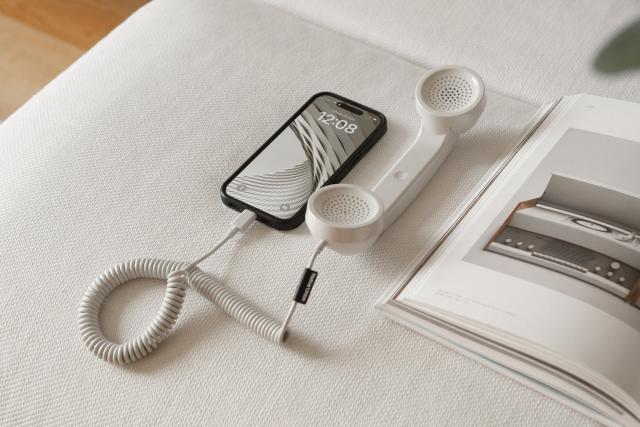 iPhone 17 Air 你留着吧,我选这款复古电话听筒