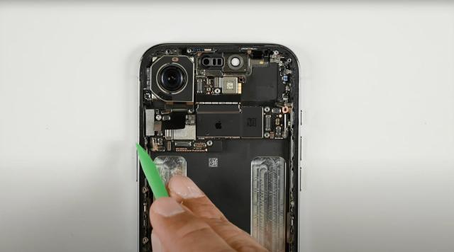 iPhone Air 拆解显示:苹果超薄手机竟出乎意料地易于维修