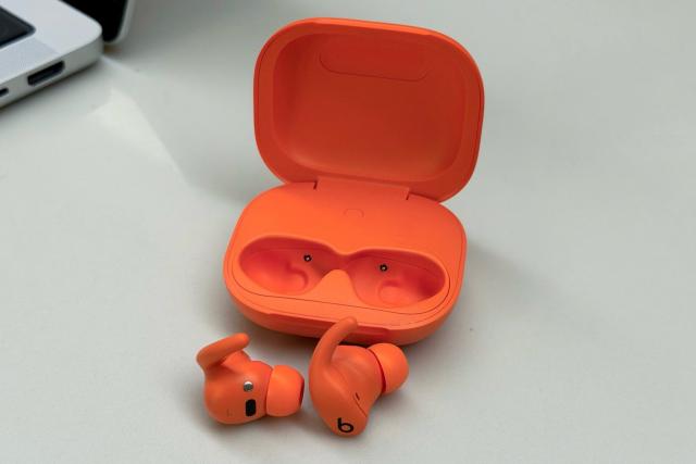 忘掉AirPods Pro,Powerbeats Fit才是iPhone 17 Pro的完美伴侣