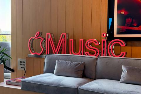 苹果音乐副总裁畅谈AirPods设计、功能，并预告新款Beats配件