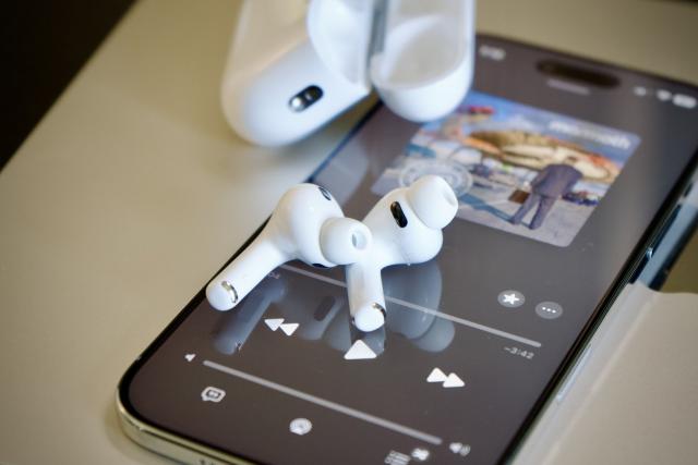 苹果在 iOS 26.1 发布前推送神秘的 AirPods 8A358 固件更新