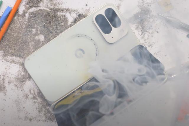 Pixel 10 Fold 与 iPhone Air 如出一辙(除了它会弯曲、断裂和爆炸)