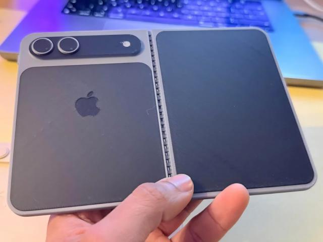 iPhone Fold首款模型曝光:折叠手机设计革新