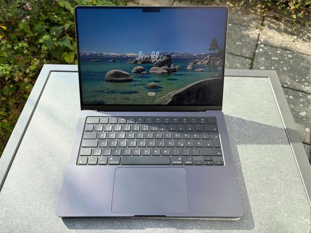 触控屏MacBook Pro终于要来了！首款采用革命性双层叠OLED屏幕