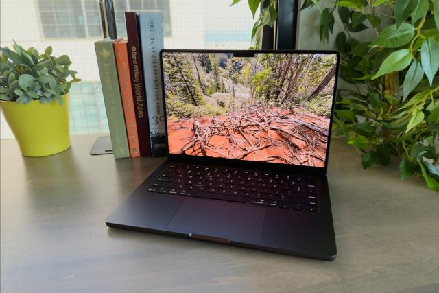 触控竟成“可选”！苹果“触控友好”M6 MacBook Pro真香还是鸡肋？