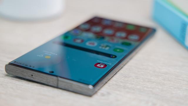 苹果下一代创新可能是“液态玻璃”iPhone