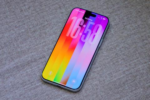 iOS 26.5 出了个超赞的 Pride 动态壁纸,真的值得一看