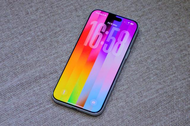 iOS 26.5 出了个超赞的 Pride 动态壁纸,真的值得一看