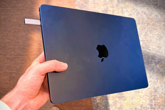 AI 一把火,让假显示器插头成了 MacBook 最火的新配件