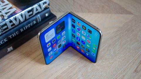 刚买就翻车？iPhone Duo铰链出问题内屏开裂，苹果终于回应了！