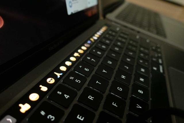 十年前被吐槽的Touch Bar,原来是在给触屏MacBook Pro铺路?